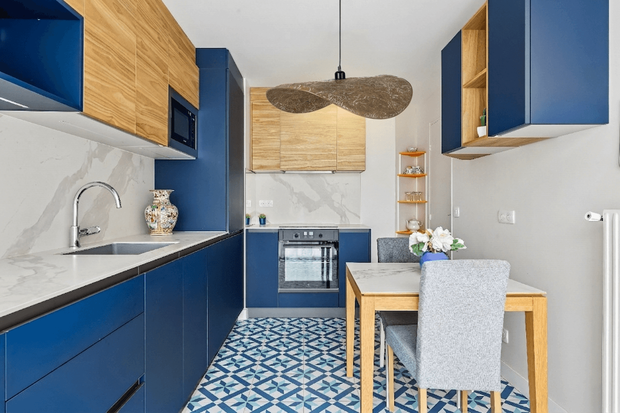 Cuisine contemporaine bleue et rénovation de salle de bain, par une architecte d’intérieur à Nanterre – 92